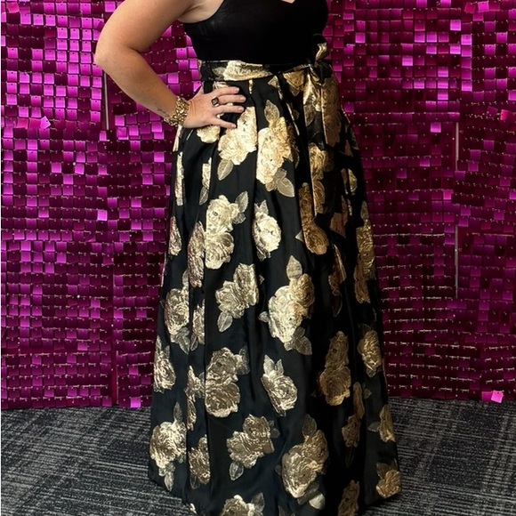 Elegant Black and Gold Floral Skirt - Picture 2 of 3